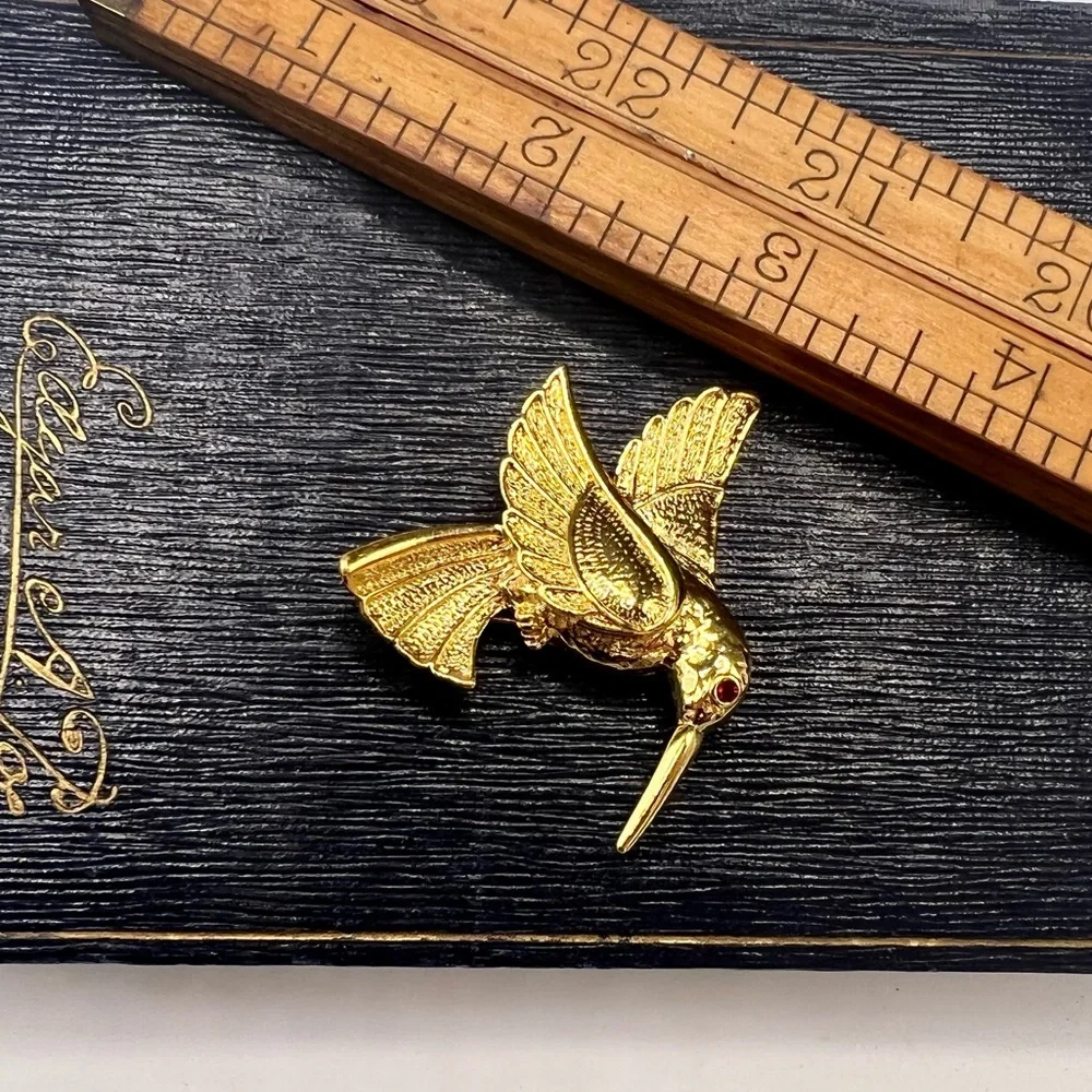Vintage gold tone hummingbird brooch pin rhinestone eye